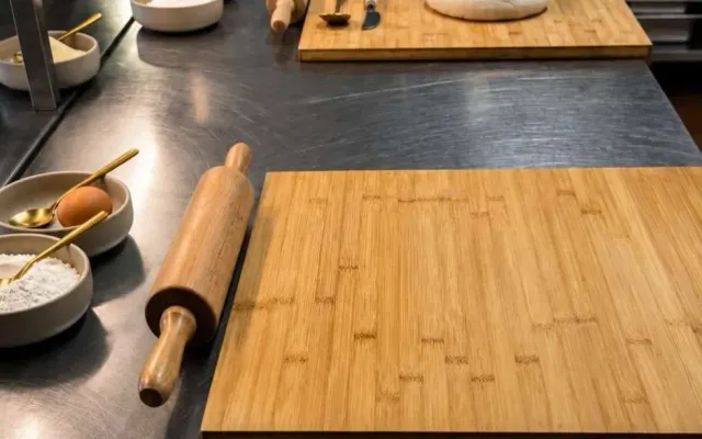 Un piccolo gruppo prepara pasta fresca a mano a un tavolo a Firenze