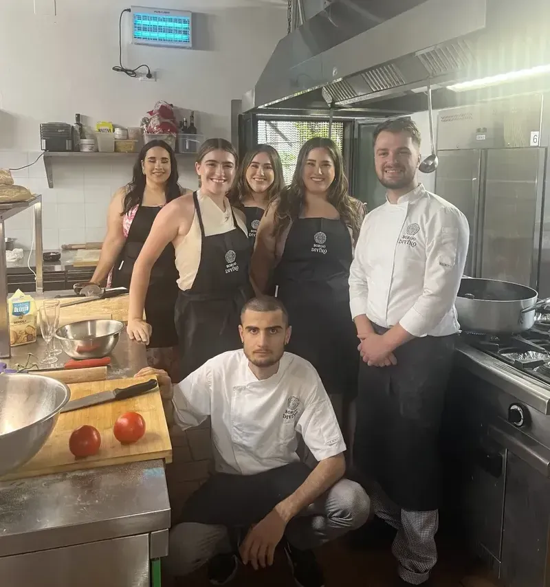 Des invités autour de la table d'un cours de cuisine à Florence offert en bon cadeau