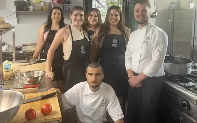 Ospiti che preparano insieme la pasta fresca a un corso per piccoli gruppi a Firenze
