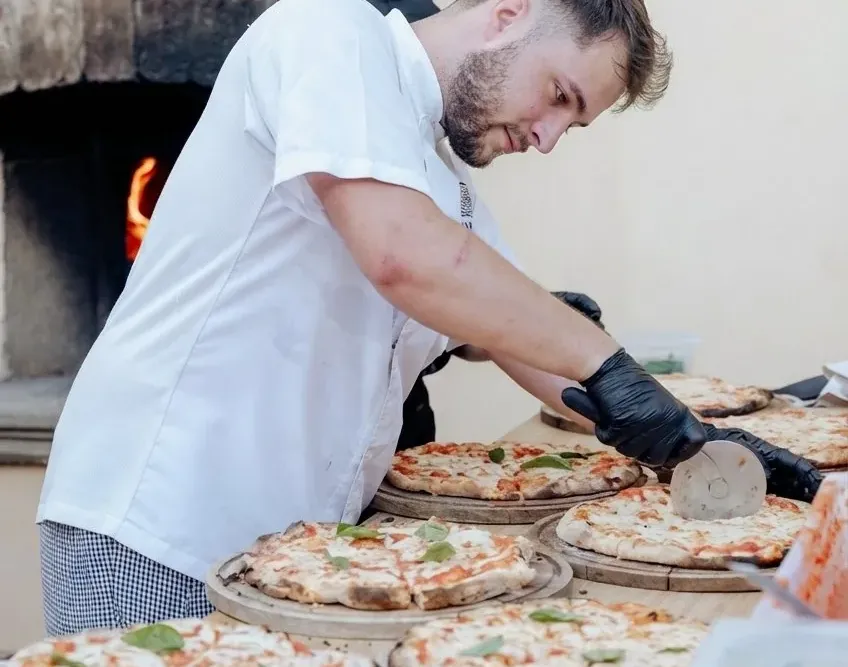 Eine Familie kocht gemeinsam bei einem Pasta-Kurs in Florenz