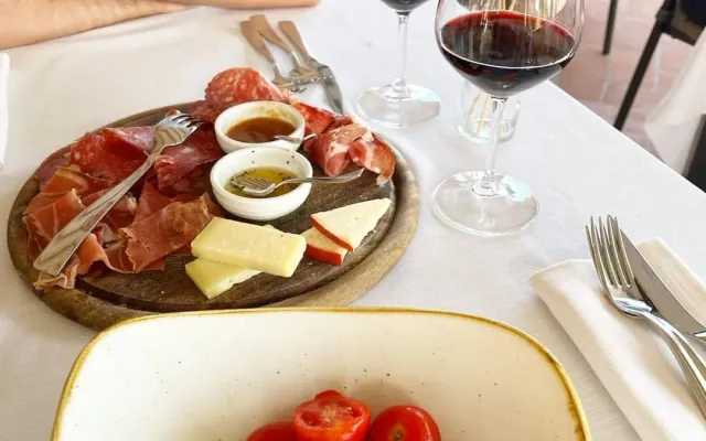 Piatti di pasta fresca fatta a mano e antipasti toscani su un tavolo di legno a Firenze