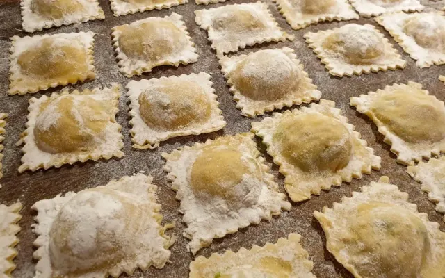 Pasta ripiena appena fatta su un tagliere infarinato